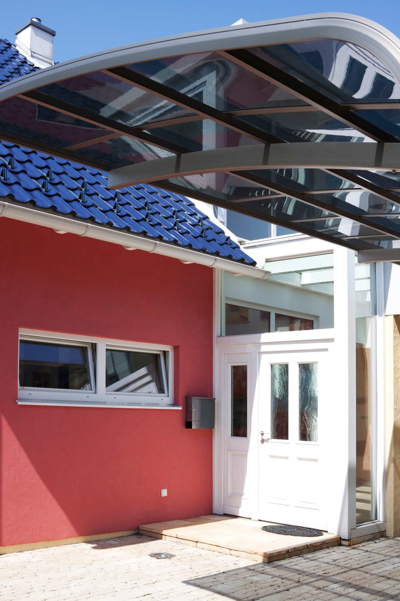 Ob hiši je nadstrešek za avto že nuja zaradi vse močnejšega sonca