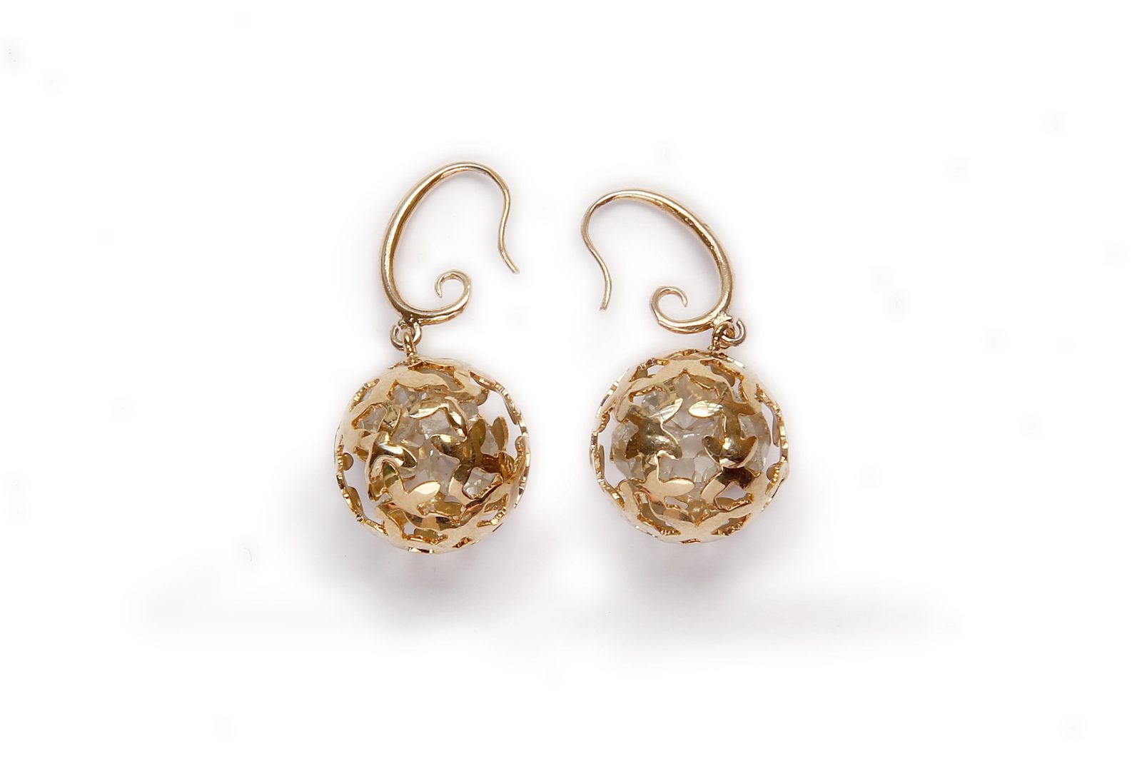 Pri ženskah uhani že dolgo niso več samo nakit